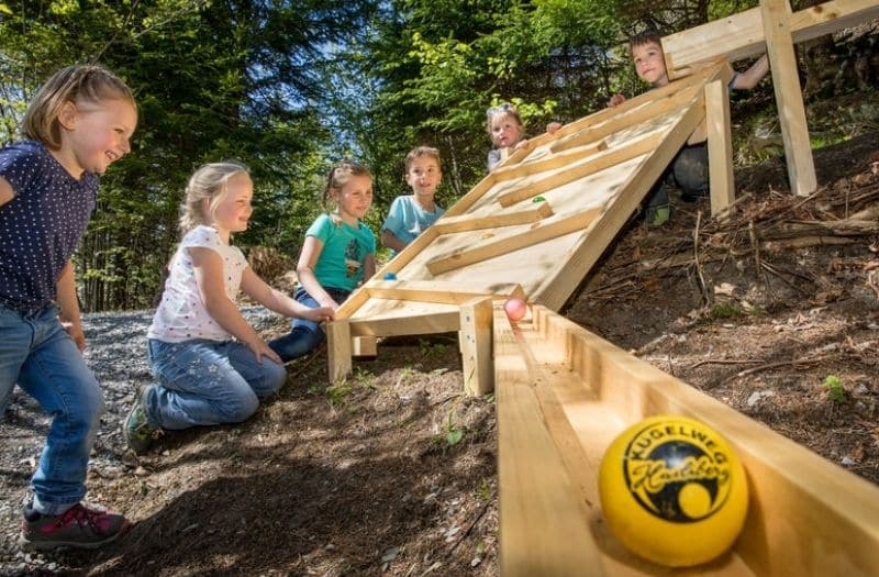 Children playing at the marble run on Hasliberg